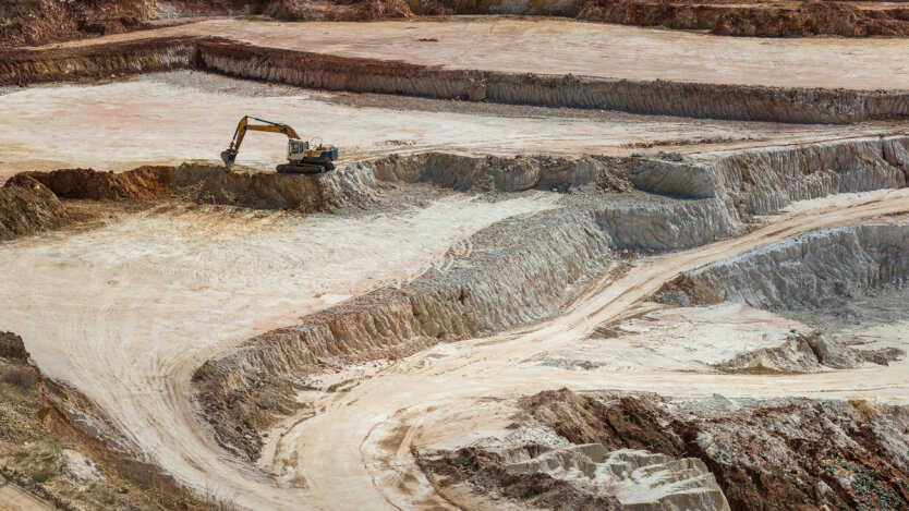 Der Staatliche Dienst für Geologie und Bodenschätze schätzt die Anzahl der 'schlafenden' Spezialgenehmigungen für die Rohstoffförderung