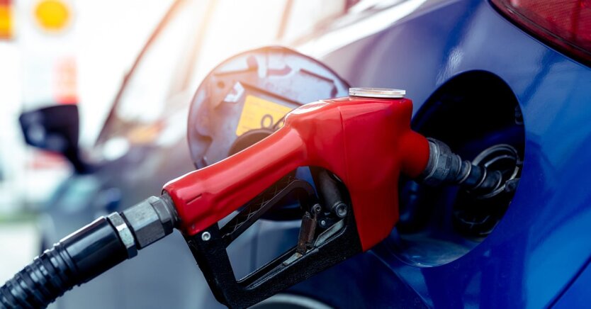 Fahrer einer der Regionen wurden gewarnt: Der Preis für Kraftstoff an Tankstellen schwankt um 12 Hrywnja