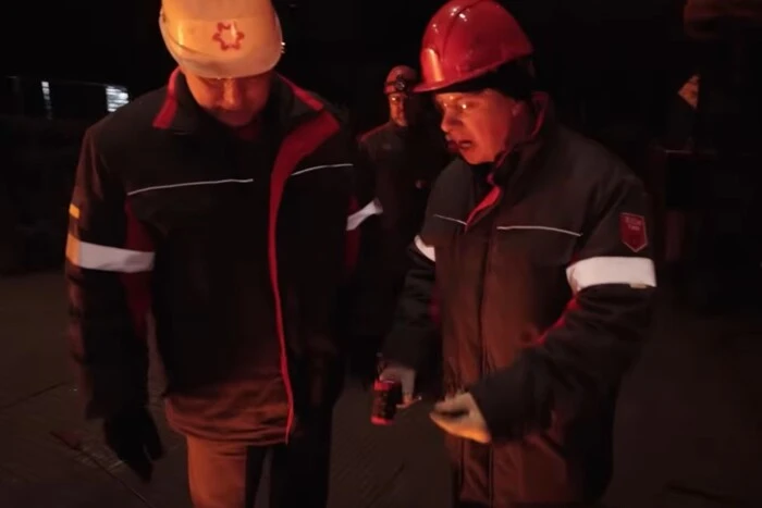 Jajecznica nad stopionym metalem: prowadzący Dmytro Komarow pracował jako metalurg w 