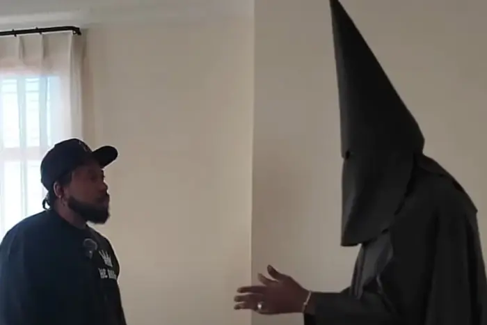 Skandalöser Musiker gibt Interview im Ku-Klux-Klan-Kostüm