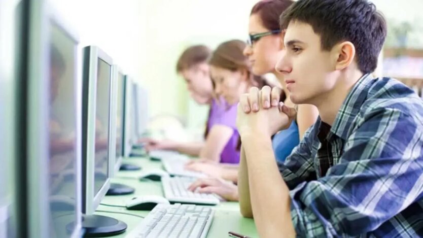 Abiturienten wurde gezeigt, wie viele Punkte notwendig sind, um an staatlichen Universitäten in Kiew aufgenommen zu werden