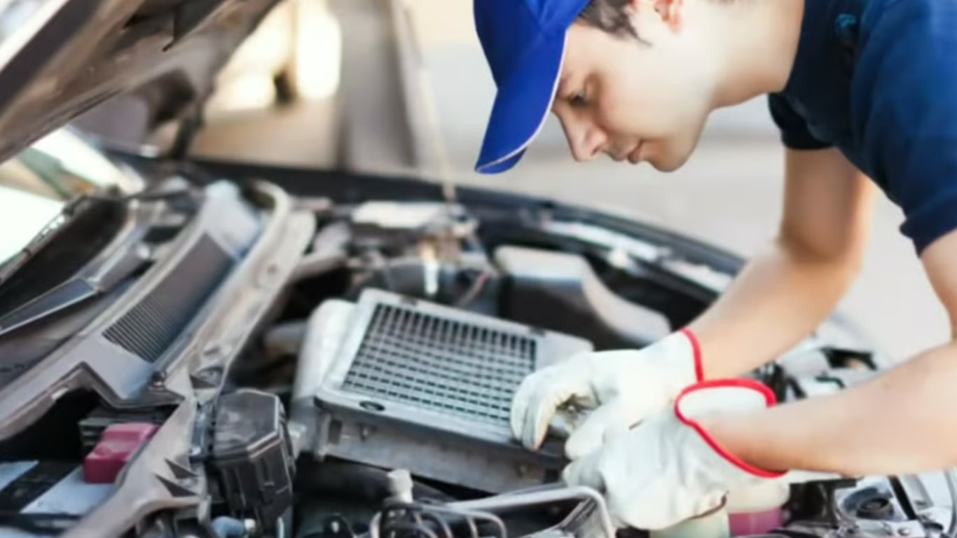Im 'Asow' werden Autoelektriker gesucht - welches Gehalt