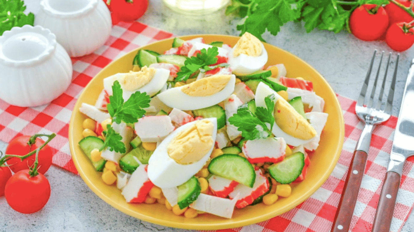 Salat in 5 Minuten - benötigt Surimi-Stäbchen und einige Zutaten