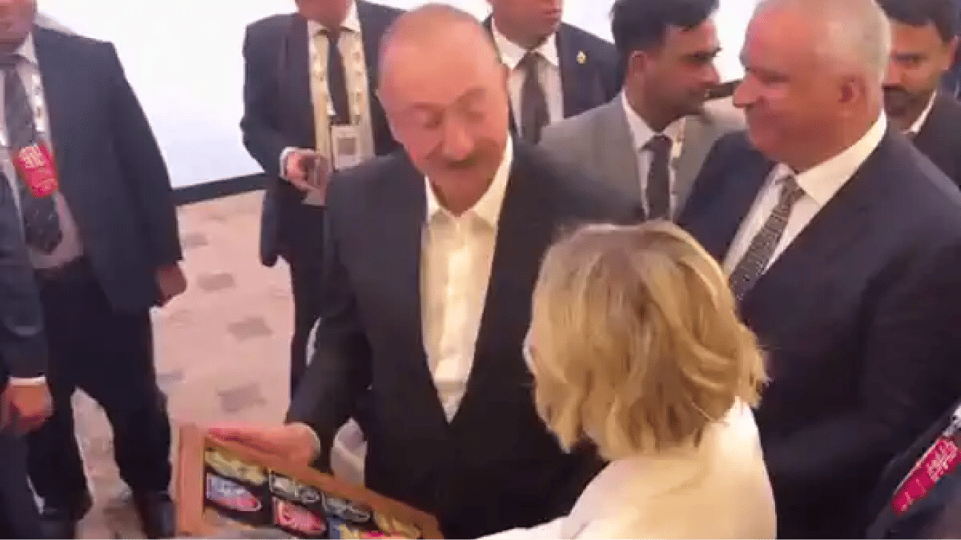 Aliyev przyjął w darze naszywki ZSiU i podziękował żołnierzom